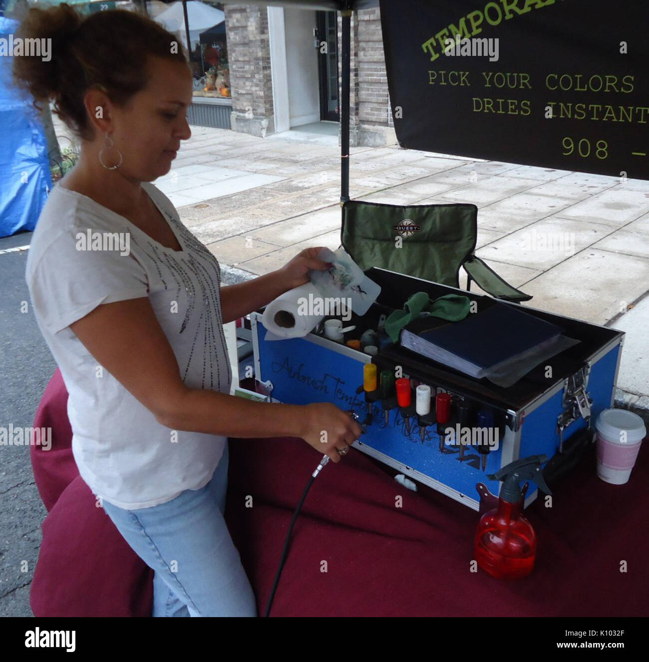 Aerografo artista con vernici a fiera di strada Foto Stock