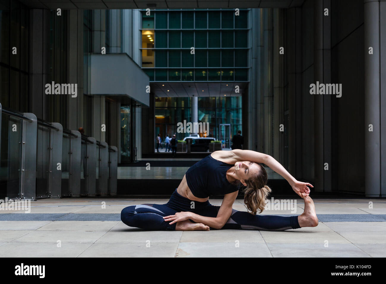 Lo Yoga nella città di Londra - trovare tranquillità interiore in mezzo al trambusto della città Foto Stock