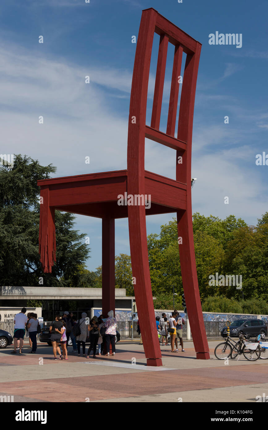 Ginevra Svizzera la Place des Nations getti di acqua in uscita la molla dal suolo. La piazza è la casa del "sedia rotta' un simbolo delle mine antiuomo Foto Stock