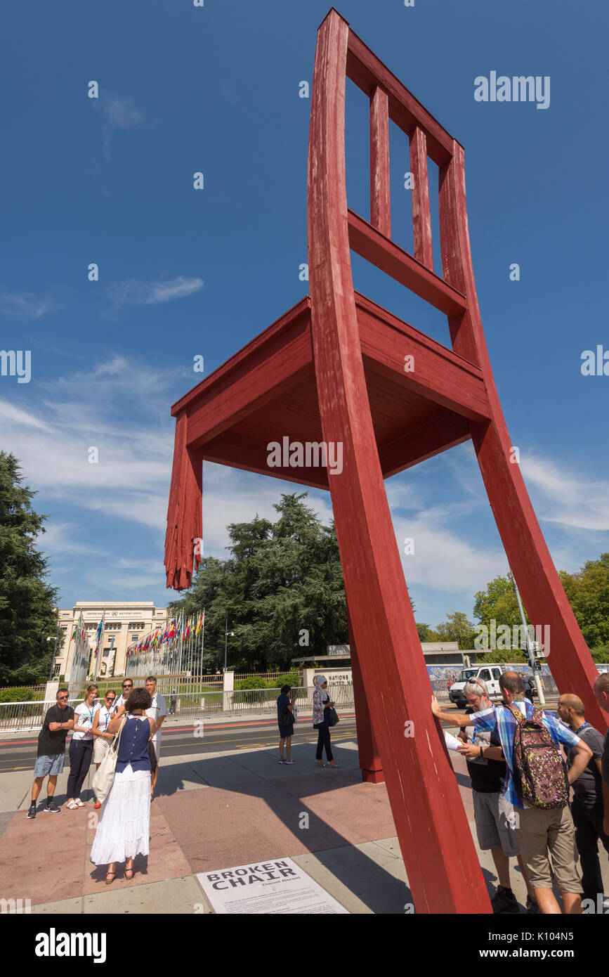 Ginevra Svizzera la Place des Nations getti di acqua in uscita la molla dal suolo. La piazza è la casa del "sedia rotta' un simbolo delle mine antiuomo Foto Stock