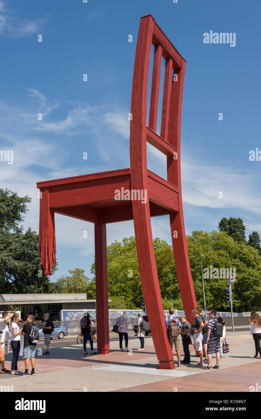 Ginevra Svizzera la Place des Nations getti di acqua in uscita la molla dal suolo. La piazza è la casa del "sedia rotta' un simbolo delle mine antiuomo Foto Stock