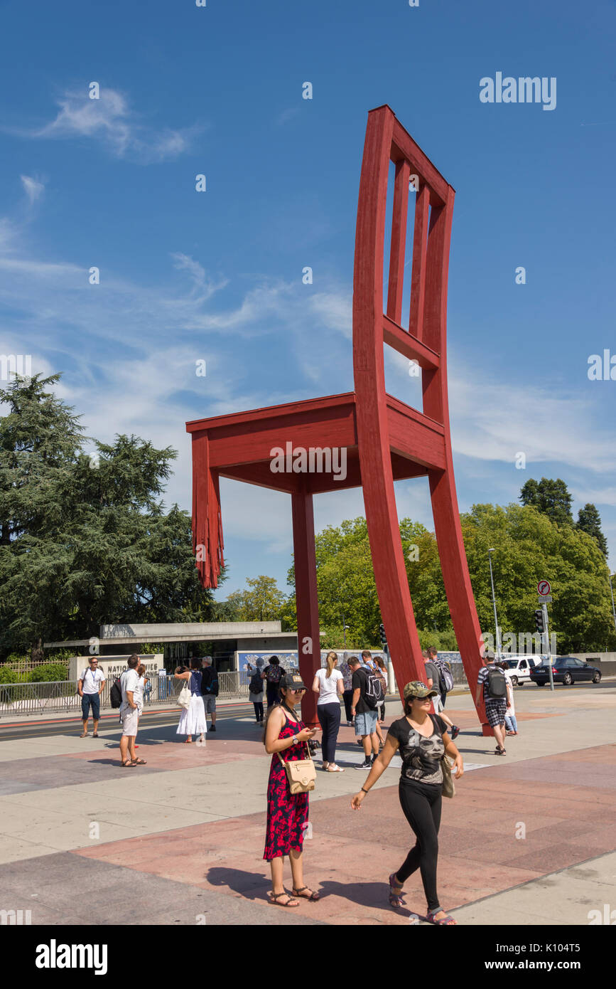 Ginevra Svizzera la Place des Nations getti di acqua in uscita la molla dal suolo. La piazza è la casa del "sedia rotta' un simbolo delle mine antiuomo Foto Stock