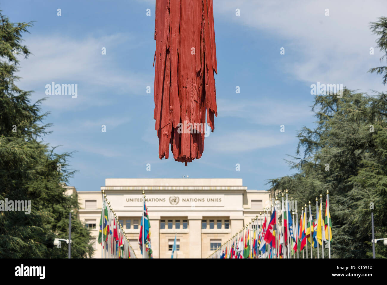 Ginevra Svizzera la Place des Nations getti di acqua in uscita la molla dal suolo. La piazza è la casa del "sedia rotta' un simbolo delle mine antiuomo Foto Stock