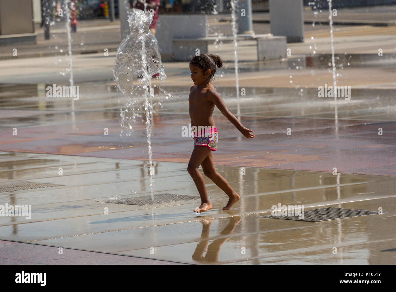 Ginevra Svizzera la Place des Nations getti di acqua in uscita la molla dal suolo. La piazza è la casa del "sedia rotta' un simbolo delle mine antiuomo Foto Stock