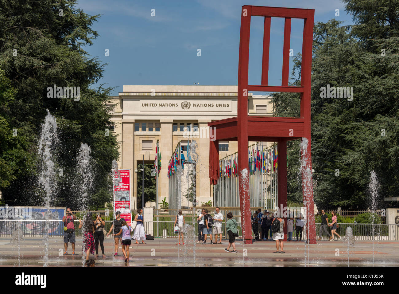 Ginevra Svizzera la Place des Nations getti di acqua in uscita la molla dal suolo. La piazza è la casa del "sedia rotta' un simbolo delle mine antiuomo Foto Stock