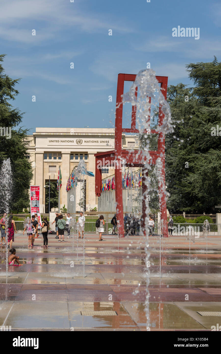 Ginevra Svizzera la Place des Nations getti di acqua in uscita la molla dal suolo. La piazza è la casa del "sedia rotta' un simbolo delle mine antiuomo Foto Stock