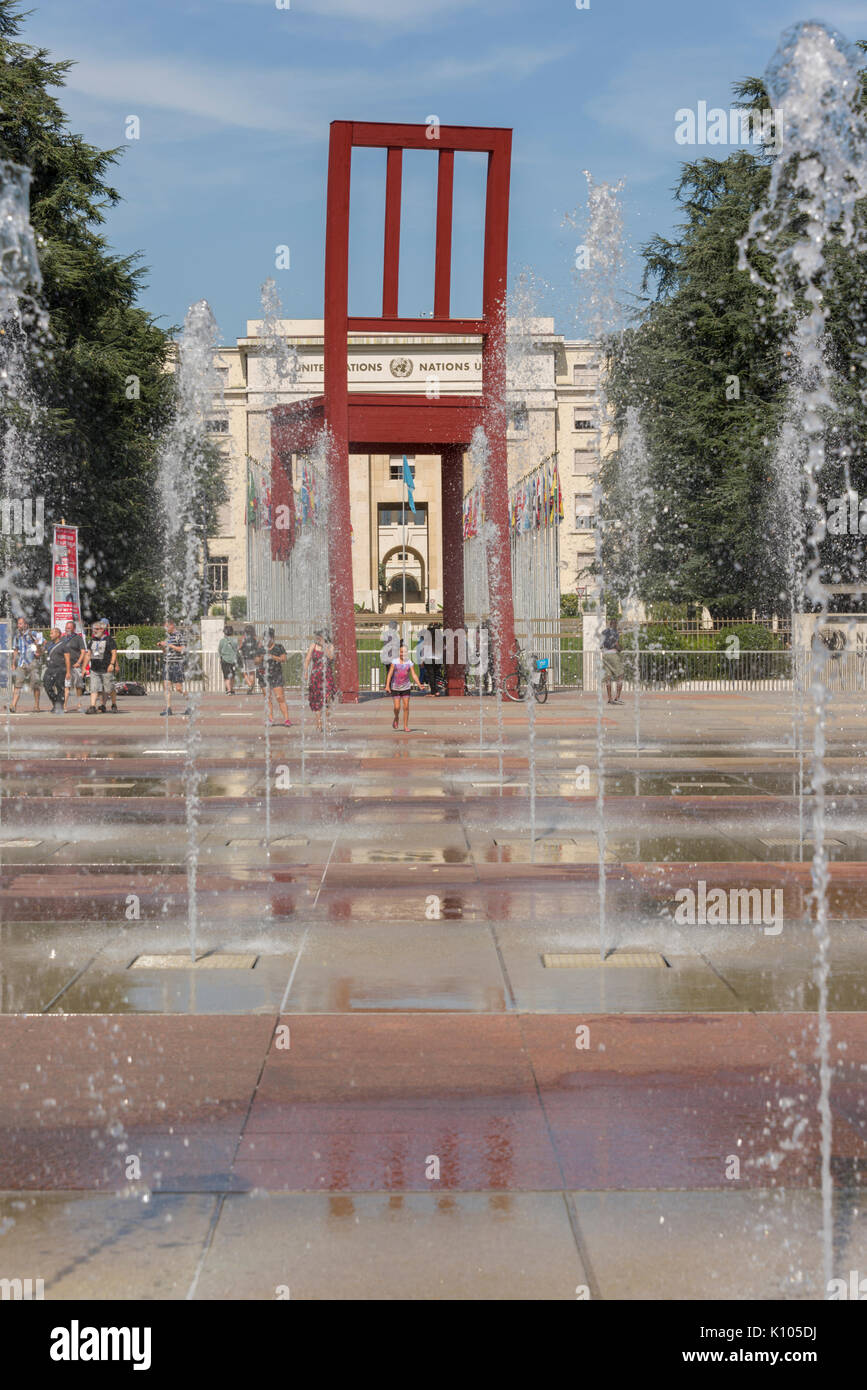 Ginevra Svizzera la Place des Nations getti di acqua in uscita la molla dal suolo. La piazza è la casa del "sedia rotta' un simbolo delle mine antiuomo Foto Stock