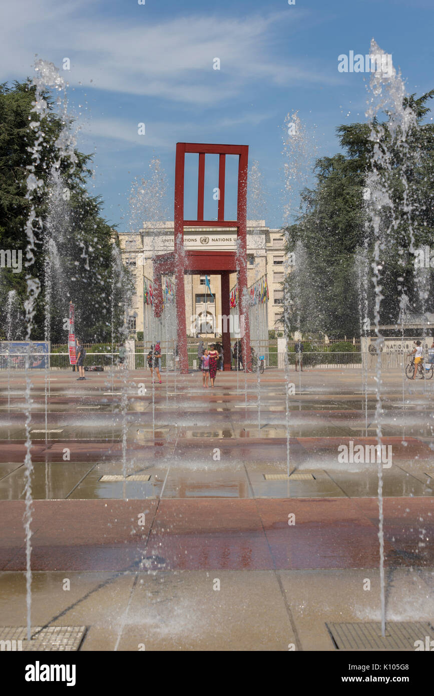 Ginevra Svizzera la Place des Nations getti di acqua in uscita la molla dal suolo. La piazza è la casa del "sedia rotta' un simbolo delle mine antiuomo Foto Stock
