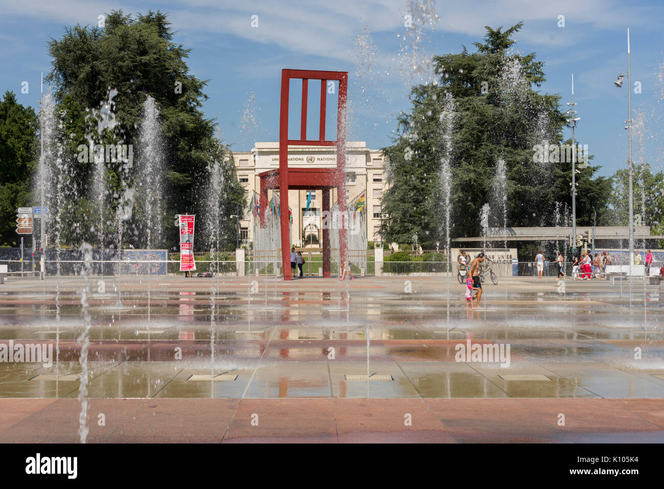Ginevra Svizzera la Place des Nations getti di acqua in uscita la molla dal suolo. La piazza è la casa del "sedia rotta' un simbolo delle mine antiuomo Foto Stock