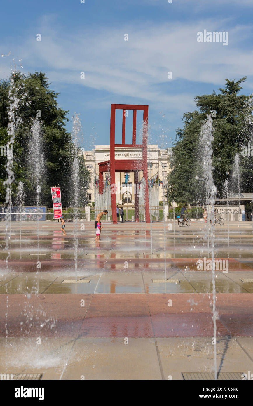 Ginevra Svizzera la Place des Nations getti di acqua in uscita la molla dal suolo. La piazza è la casa del "sedia rotta' un simbolo delle mine antiuomo Foto Stock
