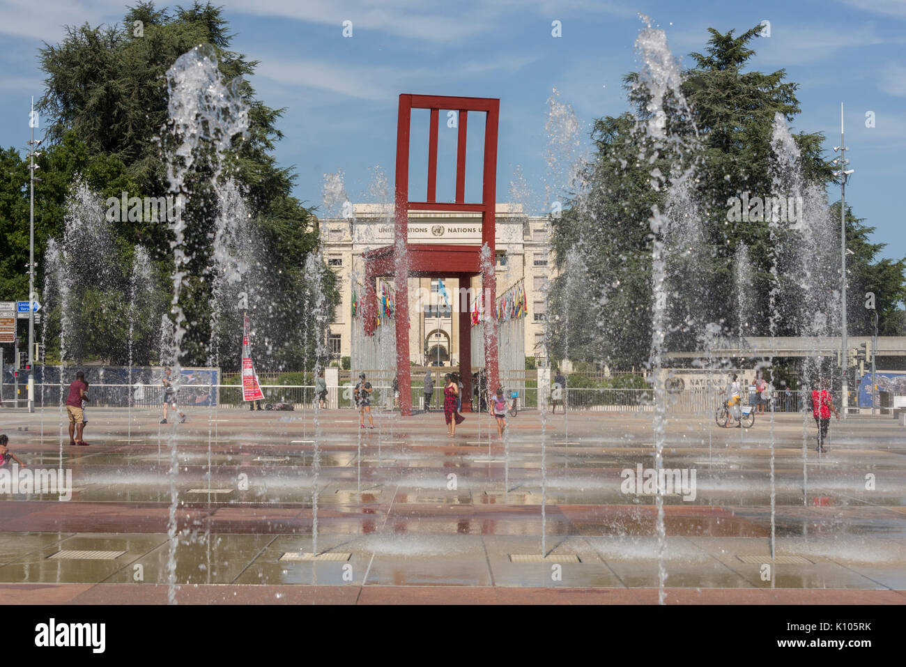 Ginevra Svizzera la Place des Nations getti di acqua in uscita la molla dal suolo. La piazza è la casa del "sedia rotta' un simbolo delle mine antiuomo Foto Stock