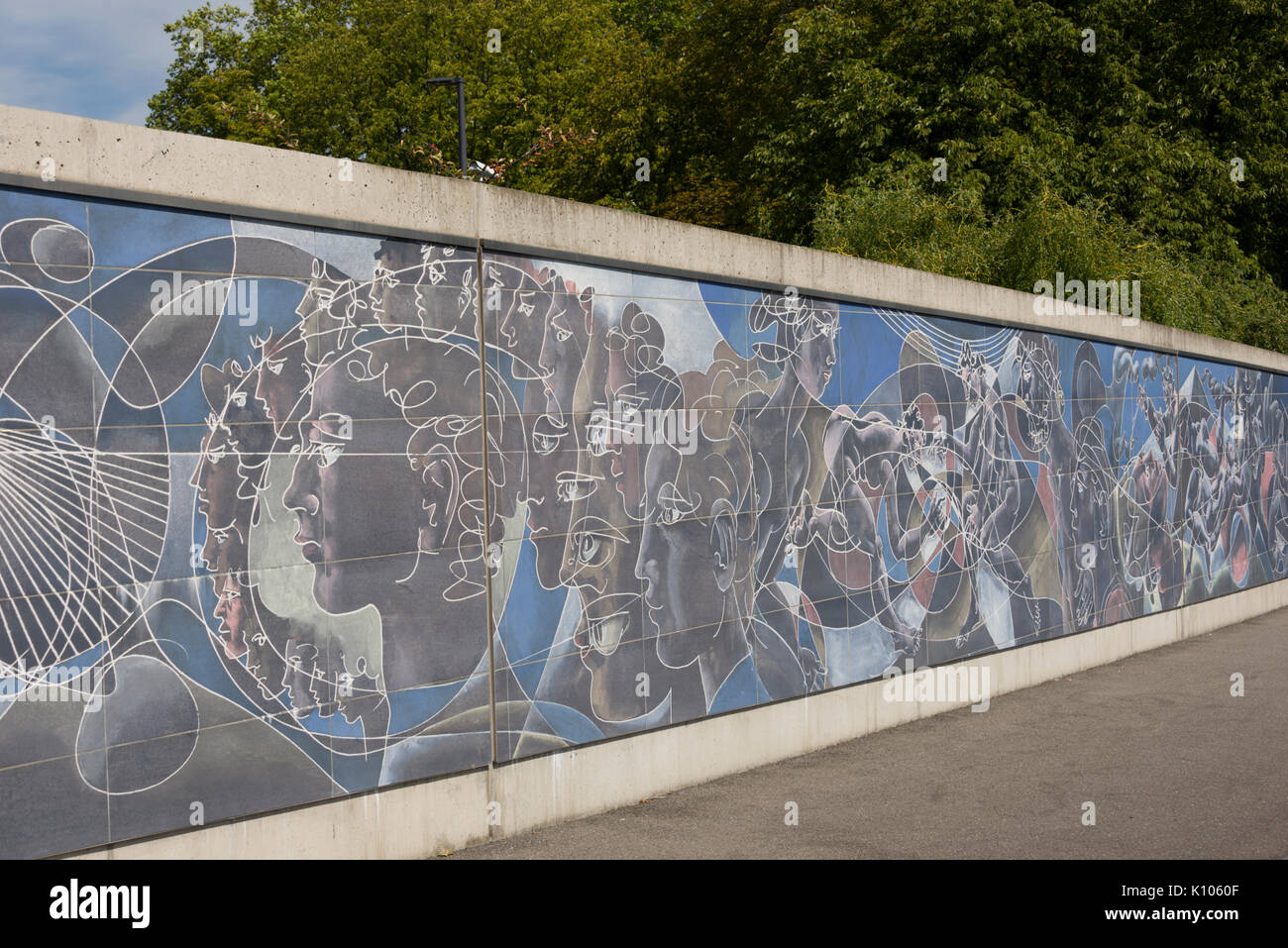 Ginevra Svizzera presso la Place des Nations vi fond l'affresco de la Paix, un immenso mosaico ceramico realizzato dall'artista svizzero Hans Herni Foto Stock