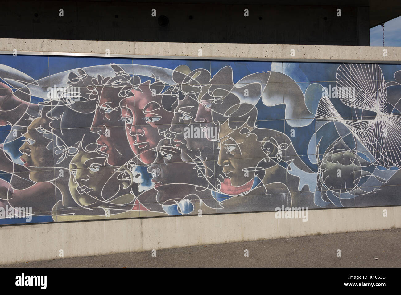 Ginevra Svizzera presso la Place des Nations vi fond l'affresco de la Paix, un immenso mosaico ceramico realizzato dall'artista svizzero Hans Herni Foto Stock