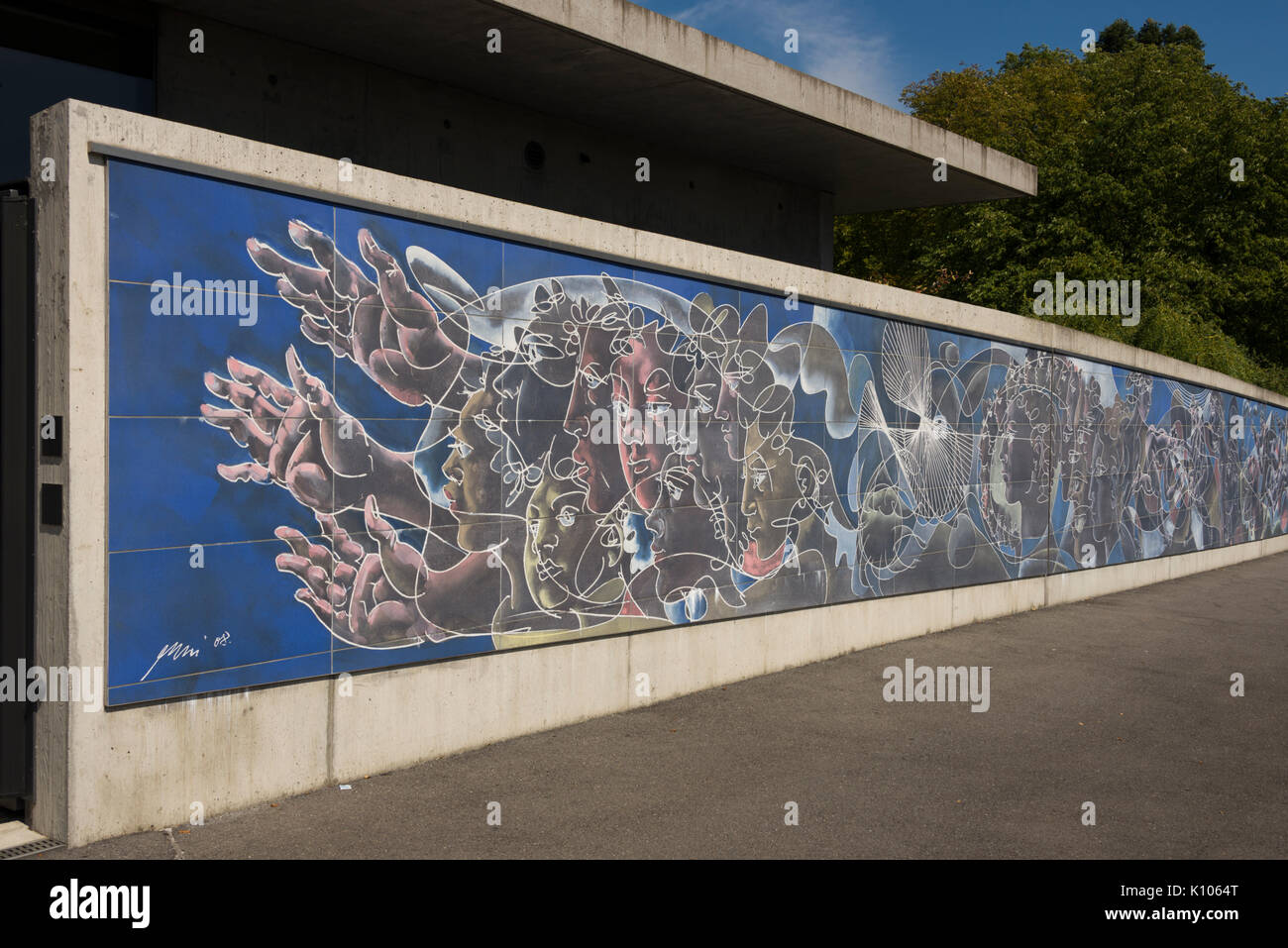 Ginevra Svizzera presso la Place des Nations vi fond l'affresco de la Paix, un immenso mosaico ceramico realizzato dall'artista svizzero Hans Herni Foto Stock