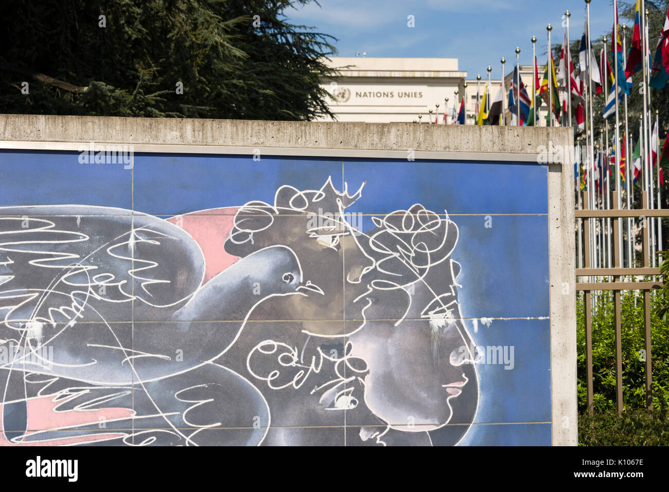 Ginevra Svizzera presso la Place des Nations vi fond l'affresco de la Paix, un immenso mosaico ceramico realizzato dall'artista svizzero Hans Herni Foto Stock