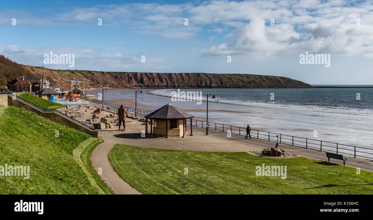 Filey sul lungomare con Filey Brigg in background Foto Stock