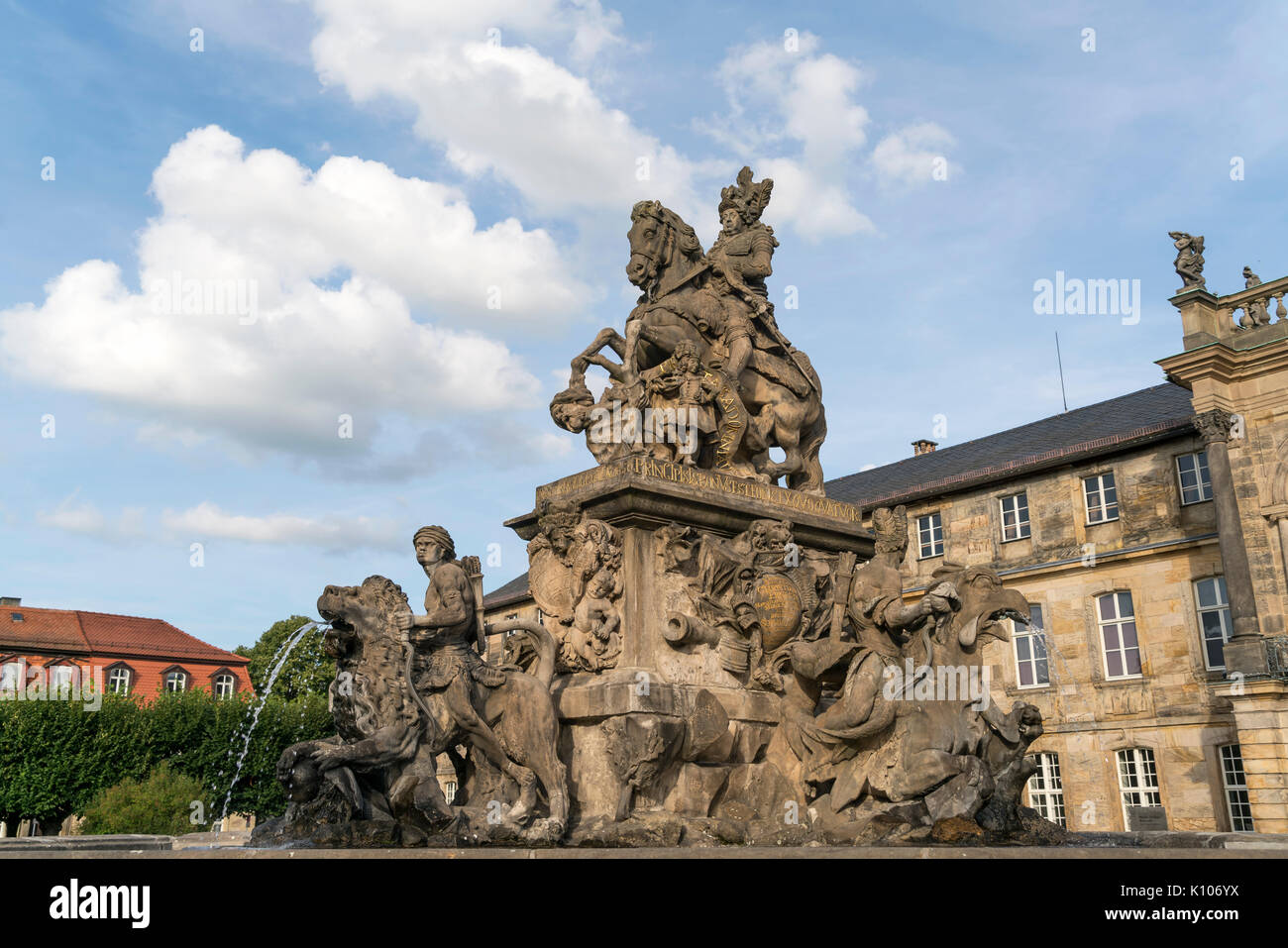 Reiterstatue des Markgrafen Christian Ernst, Markgrafenbrunnen vor dem Neuen Schloss di Bayreuth Oberfranken, Bayern, Deutschland | Statua di Margrav Foto Stock