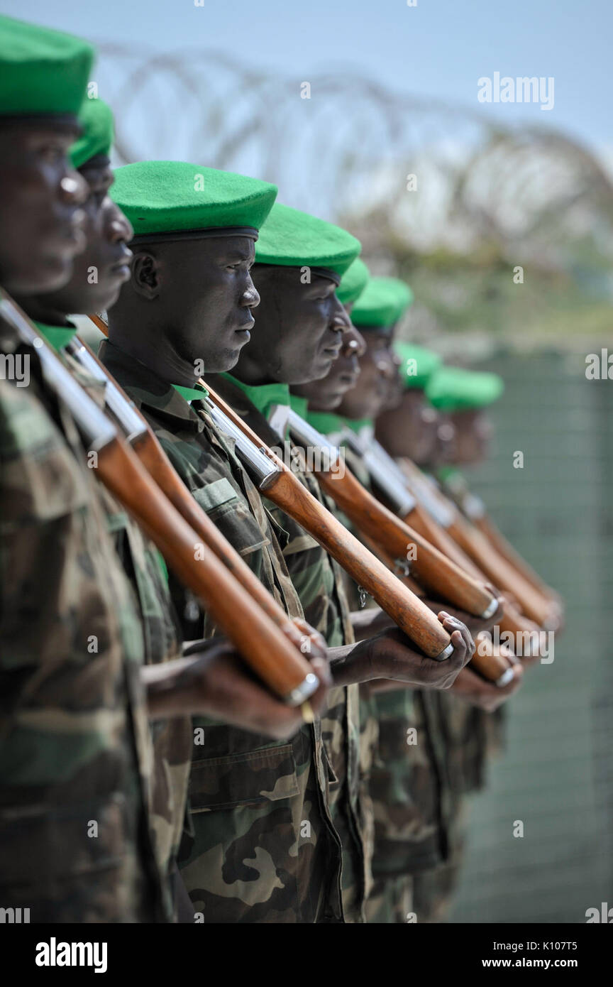 Unione africana soldati tenere una guardia d'onore come AMISOM è di nuovo comandante della forza, Generale Sila Ntigurirwa, oggi hanno assunto il comando della missione dell Unione Africana in Somalia il 16 dicembre. AU ONU FOTO IST (11401850815) Foto Stock