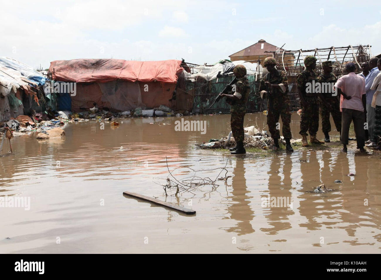 AMISOM peacekeepers visto valutare la situazione di un sommerso IDP camp in Kismayu (1).jpg (14335624736) Foto Stock