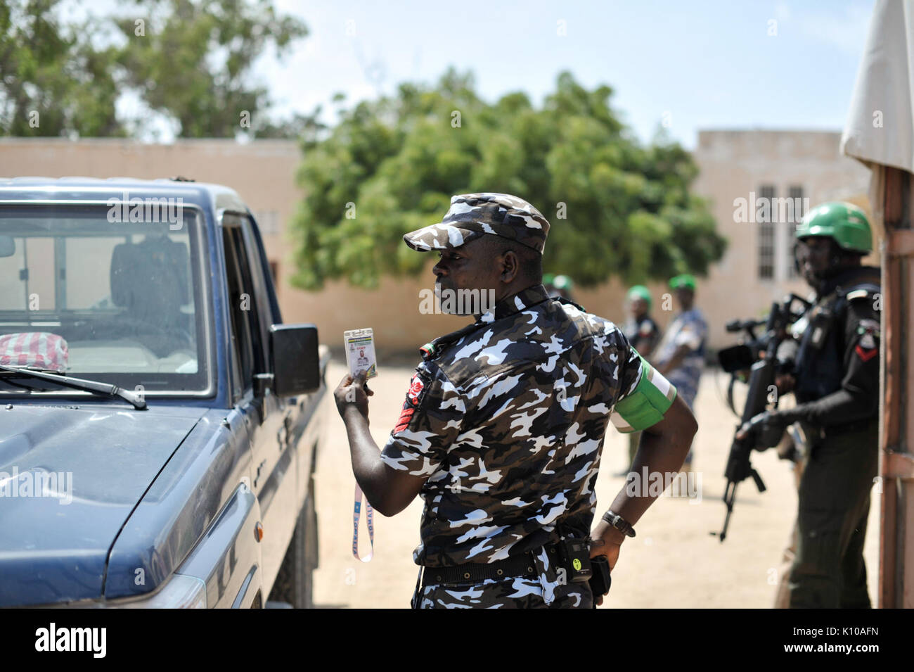 Unione africana poliziotti subiscono una dimostrazione per mostrare il modo corretto in cui fermarsi e cerca un veicolo in generale Kahiye Accademia di polizia a Mogadiscio, Somalia, il 16 giugno. L AFRICANO (14256301667) Foto Stock
