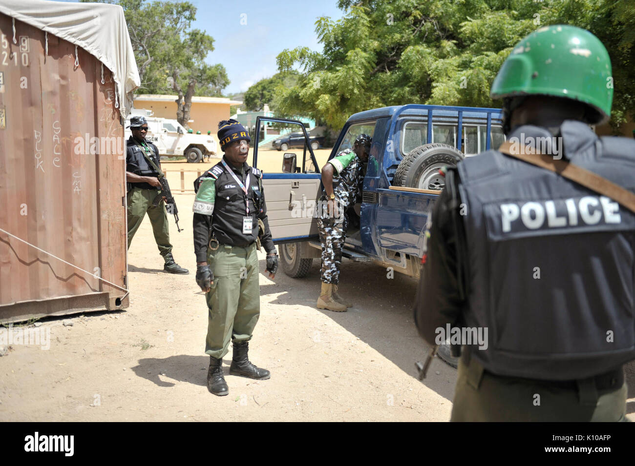 Unione africana poliziotti subiscono una dimostrazione per mostrare il modo corretto in cui fermarsi e cerca un veicolo in generale Kahiye Accademia di polizia a Mogadiscio, Somalia, il 16 giugno. L AFRICANO (14439371311) Foto Stock