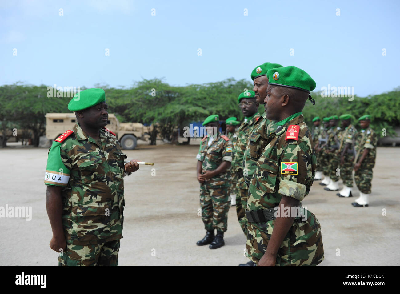 AMISOM del comandante della forza Il generale Sila Ntigurirwa, saluta i funzionari nel corso di una cerimonia per la loro rotazione in corrispondenza del Burundi base militare a Mogadiscio, Somalia, il 26 luglio. AMISOM foto (14577825348) Foto Stock