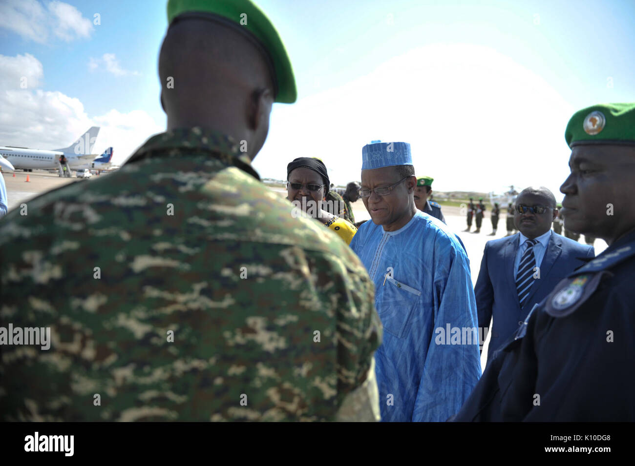 Soldati AMISOM agitare le mani con il recentemente nominato rappresentante speciale del Presidente della Commissione (SRCC) per la Somalia e la testa di AMISOM, Ambasciatore Maman Sambo Sidikou, durante la sua (15556461322) Foto Stock