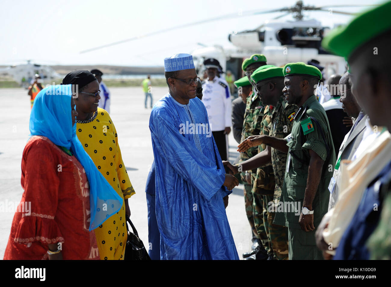 Soldati AMISOM agitare le mani con il recentemente nominato rappresentante speciale del Presidente della Commissione (SRCC) per la Somalia e la testa di AMISOM, Ambasciatore Maman Sambo Sidikou, durante la sua (15556475642) Foto Stock