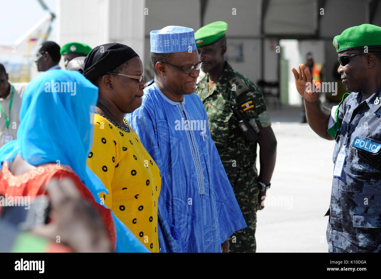 Soldati AMISOM agitare le mani con il recentemente nominato rappresentante speciale del Presidente della Commissione (SRCC) per la Somalia e la testa di AMISOM, Ambasciatore Maman Sambo Sidikou, durante la sua (15369001399) Foto Stock