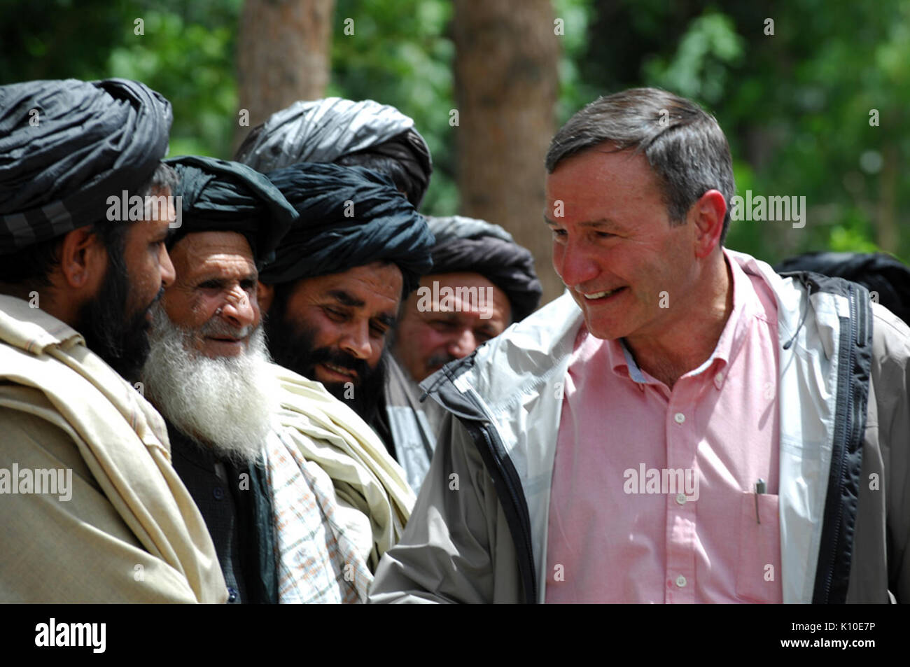 Ambasciatore Eikenberry afgano con gli anziani delle tribù Foto Stock