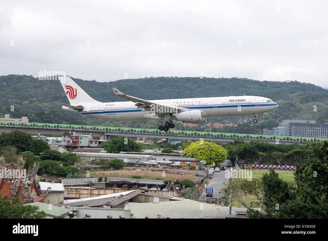 Air China Airbus A330 343 B 6523 sull approccio finale a Taipei Aeroporto Songshan 20150321b Foto Stock