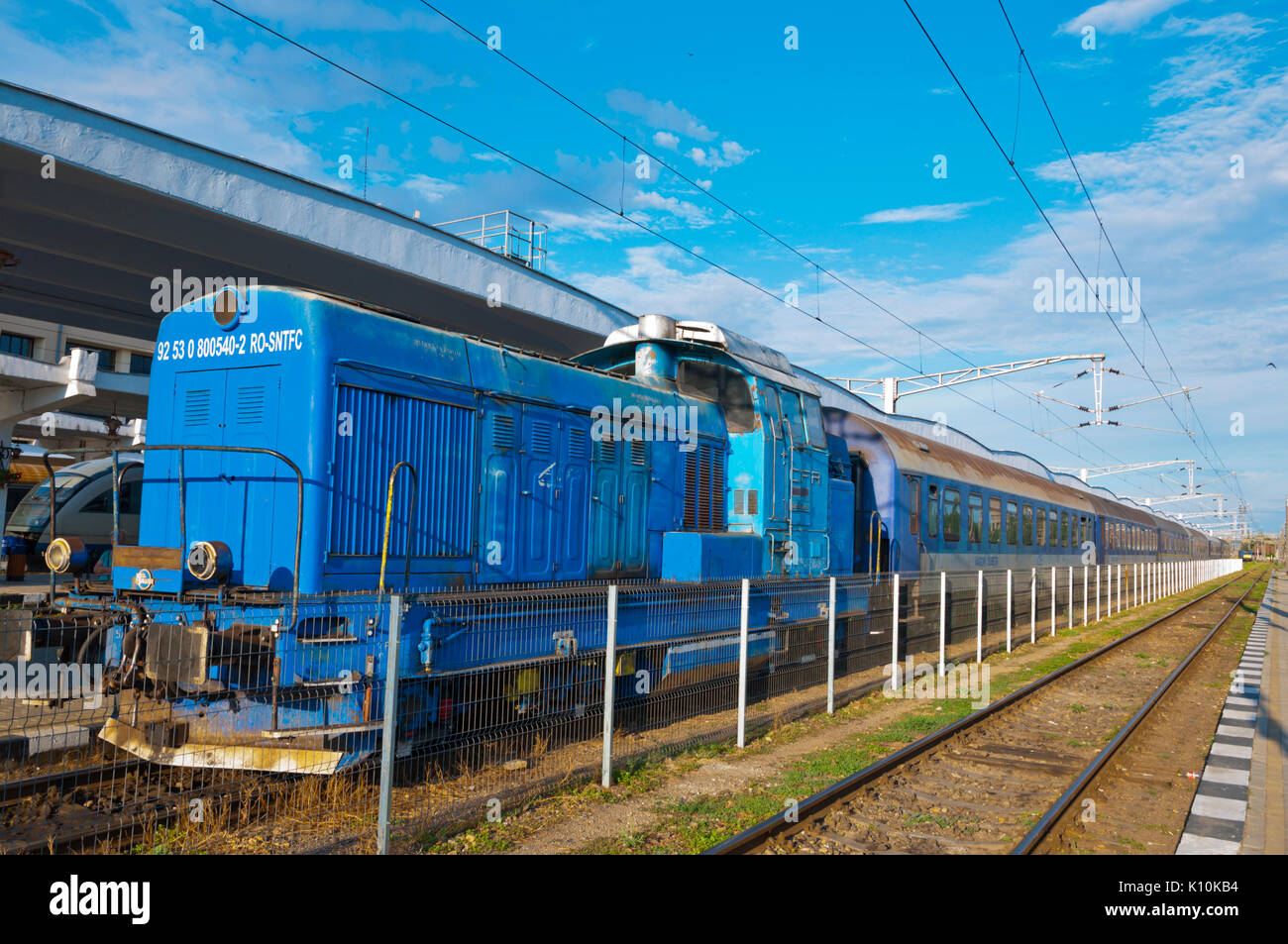 Locomotiva e treni passeggeri cars, Gara nord, nord stazione ferroviaria, Timisoara, Contea di Timis, Romania Foto Stock