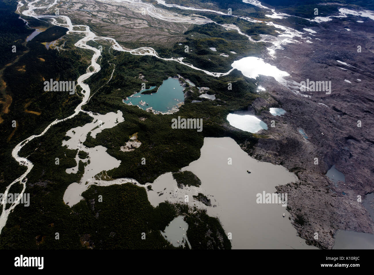 Stagni di fusione nella morena glaciale ai piedi del ghiacciaio testa a ocean Foto Stock