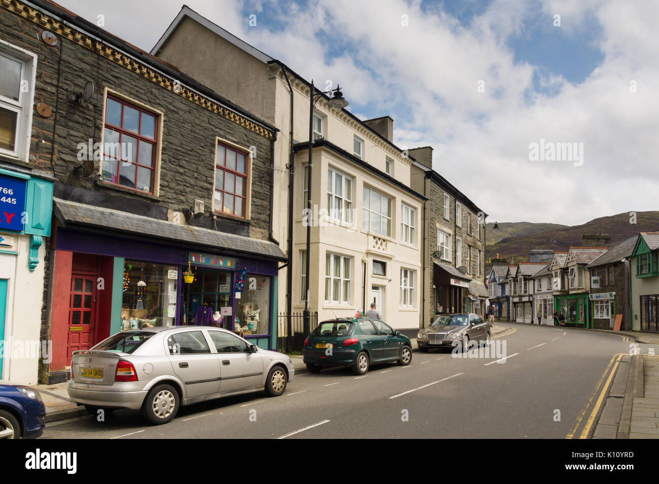 Il principale high street in gallese città mineraria di Blaenau Ffestiniog famoso per le miniere di ardesia Foto Stock
