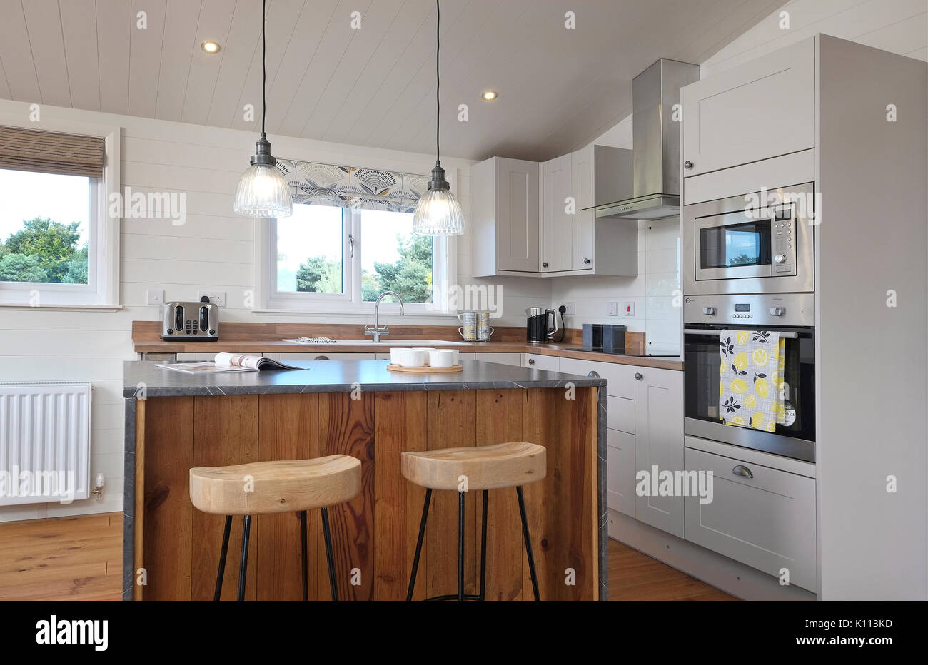 interni con cucina moderna e contemporanea Foto Stock