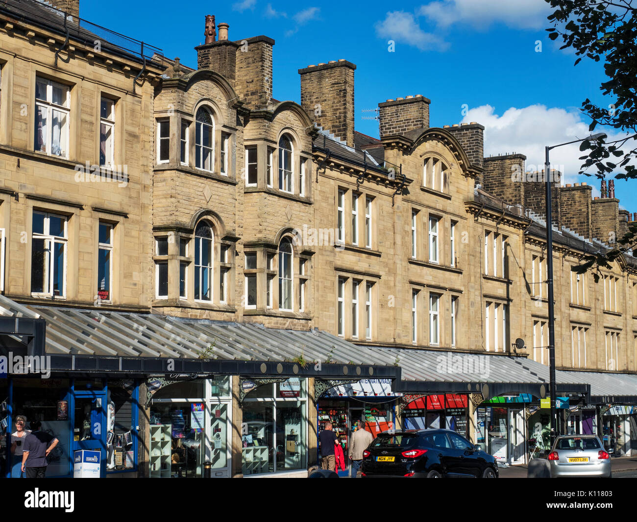 Negozi lungo occupato Cavendish Street a Keighley West Yorkshire Inghilterra Foto Stock