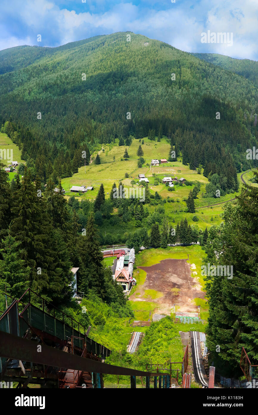 Vista estiva dei Carpazi landscapevillage Vorohta ucraina. Il verde dei boschi, colline e prati erbosi e cielo blu Foto Stock