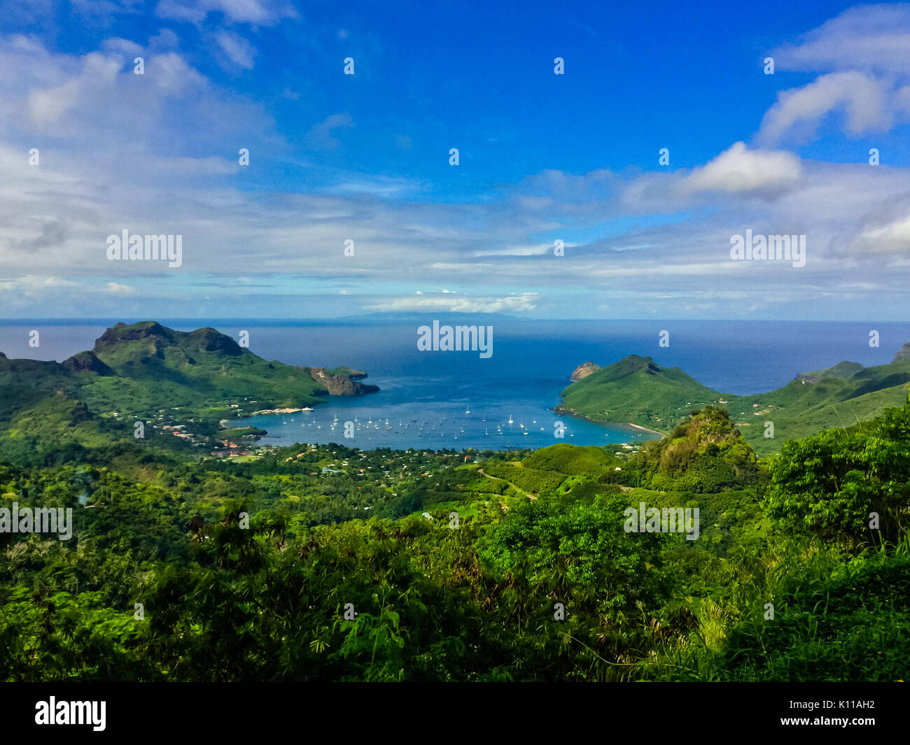 Vedute panoramiche della baia di Taiohae, Nuku Hiva, Marquesas, Polinesia Francese Foto Stock