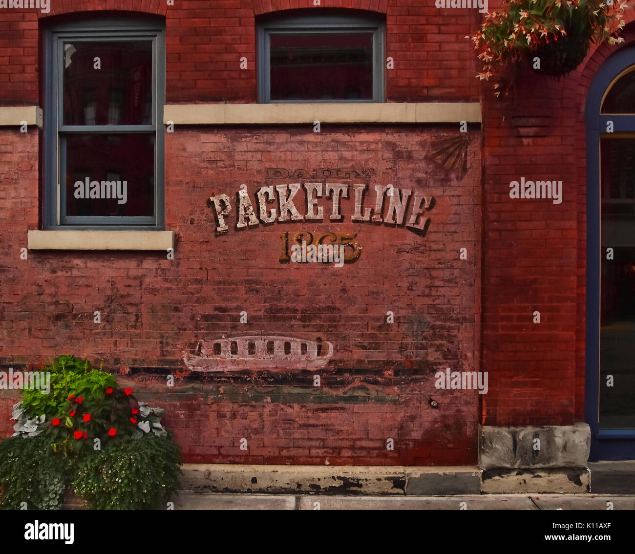 Hamilton , New York, Stati Uniti d'America. Agosto 12, 2017. Vecchio e stagionato, segno, circa 1865, su un brickwall lungo il tracciato della vecchia Chenango Canal che una volta r Foto Stock