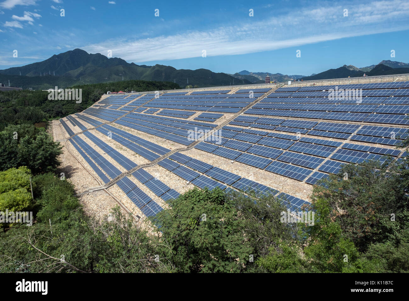 Pannelli solari fotovoltaici sulla diga del lago Yanqi a Huairou, Pechino, Cina. Foto Stock