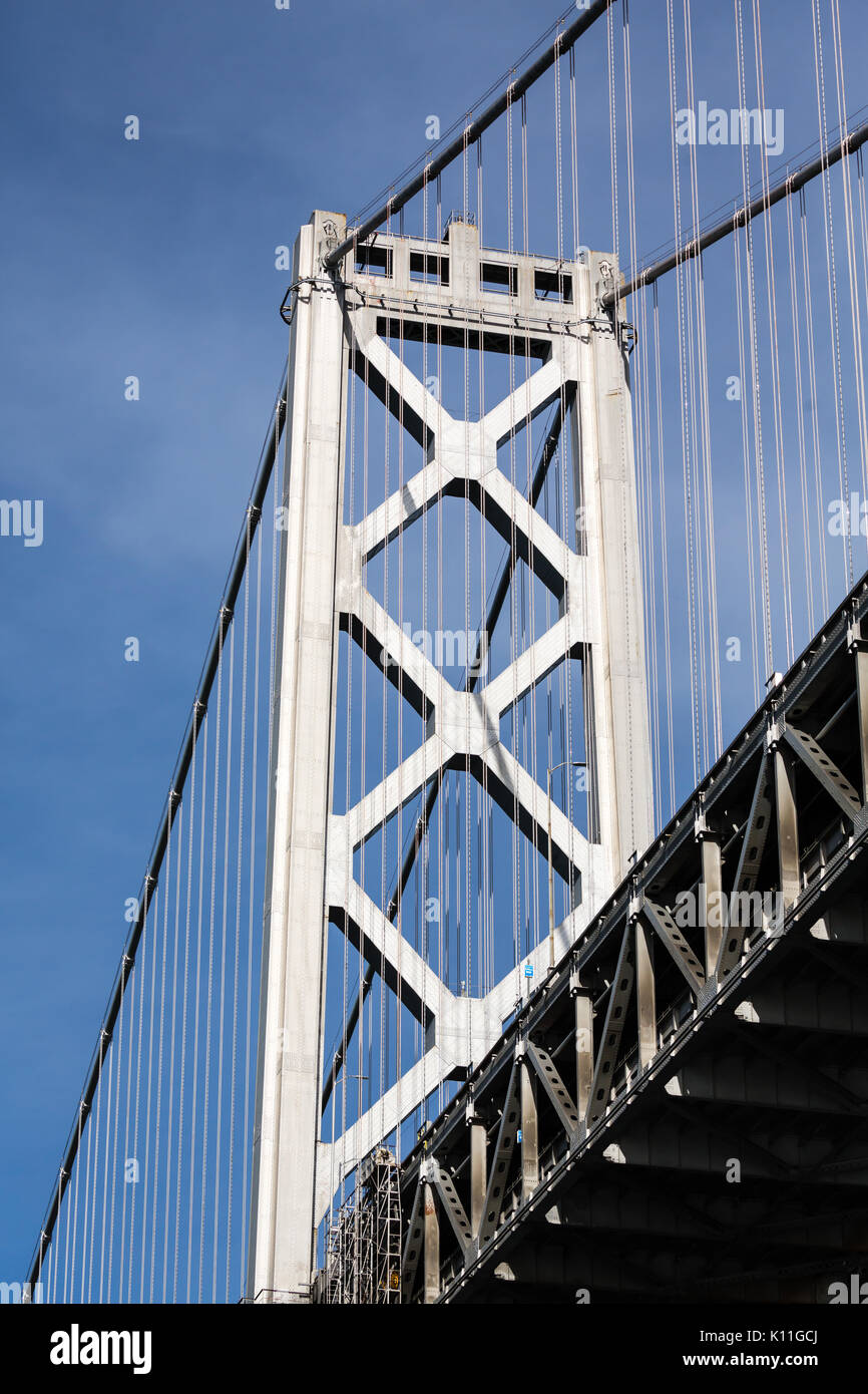 Elegante ponte della baia di Torre di sospensione e cielo blu Foto Stock