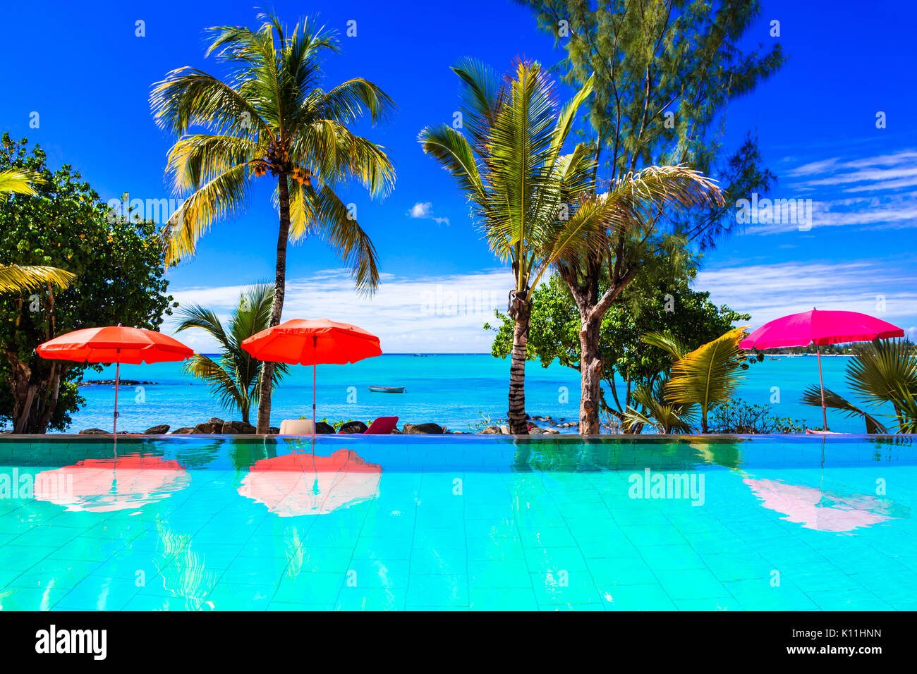 Vacanza di lusso in isola Maurizio. Nuotare piscina e un lounge bar Foto Stock