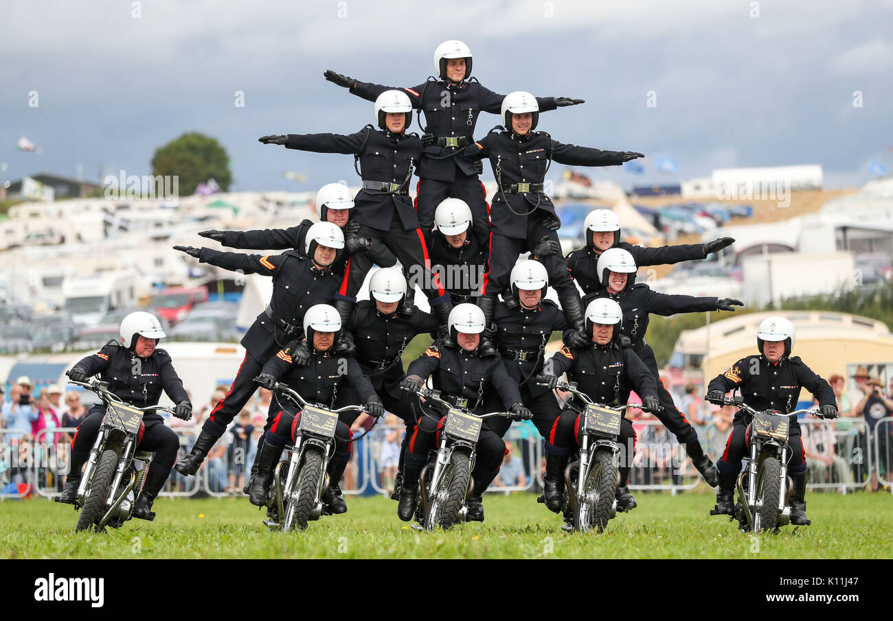 I caschi Bianchi, il Royal segnali Display moto Team, eseguire durante il primo giorno del grande Dorset Fiera a vapore in Tarrant Hinton, Dorset. Foto Stock