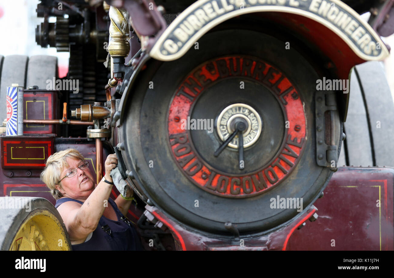 Jan Cooper dalla Cornovaglia, aiuta a lucidare la Burrell Showmans locomotiva stradale 'star' durante il giorno uno del grande Dorset Fiera a vapore in Tarrant Hinton, Dorset. Foto Stock