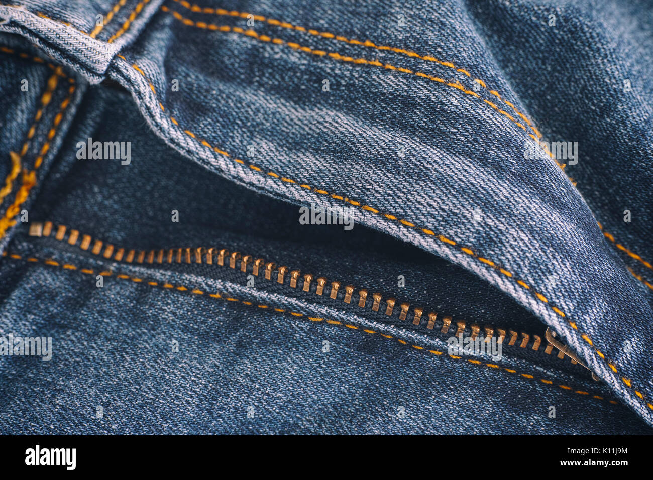 Primo piano di jeans blu con chiusura lampo aperta. Macro shot. Foto Stock