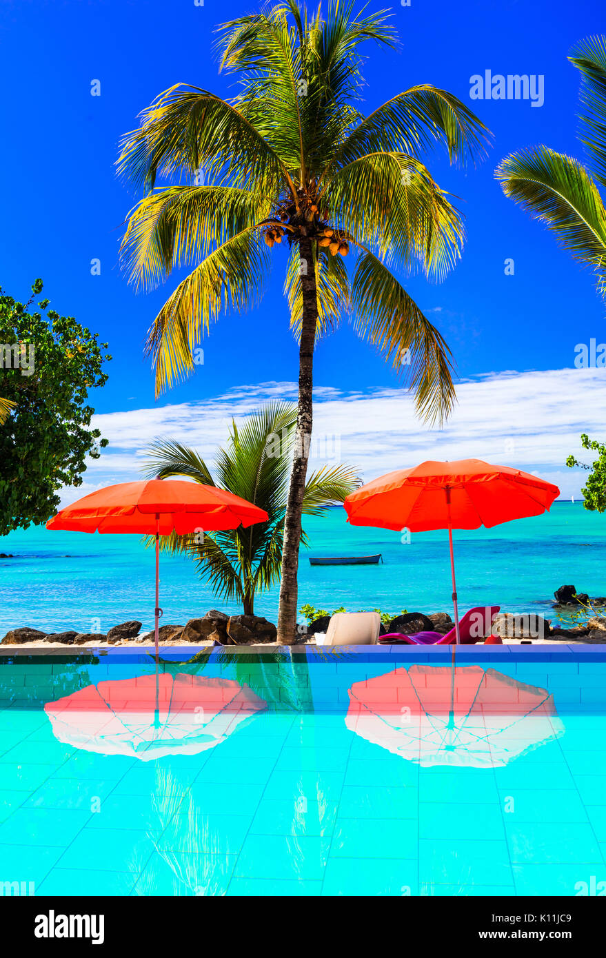 Vacanza di Lusso in tropicale isola Mauritius. Il lusso di nuotare in piscina bar e territorio Foto Stock