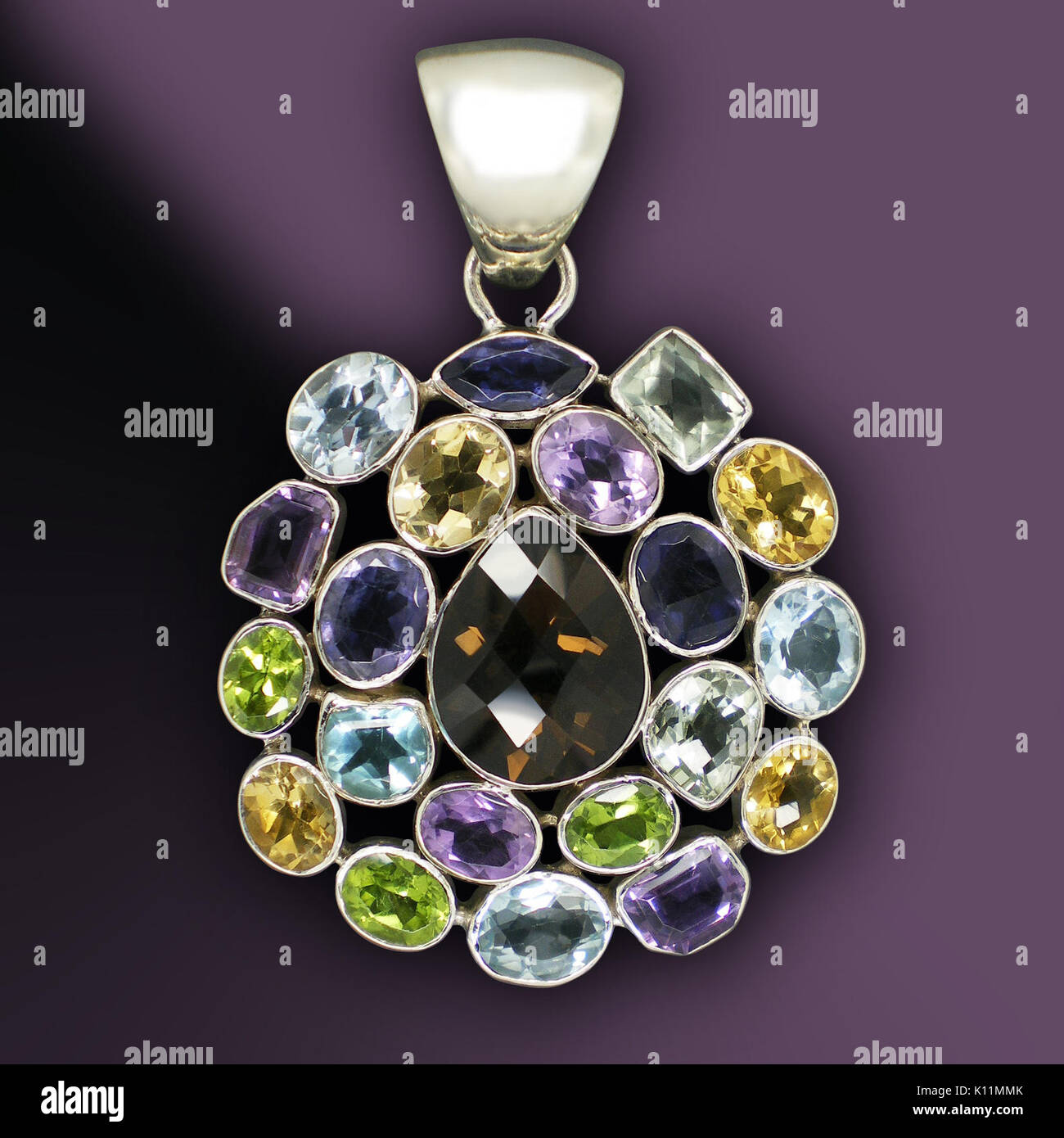 Ametyst 05 si riferisce a un esempio specifico o a un campione di ametista, una varietà viola di quarzo. È comunemente usato nella gioielleria e ha un significato geologico. Foto Stock