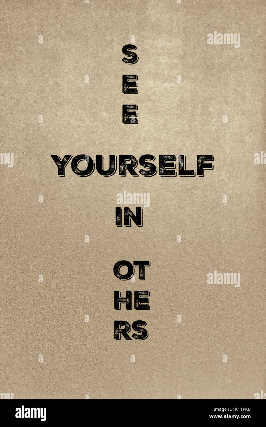 La frase vedere voi stessi in altri su una lavagna sfondo texture. Graphic Design. Foto Stock