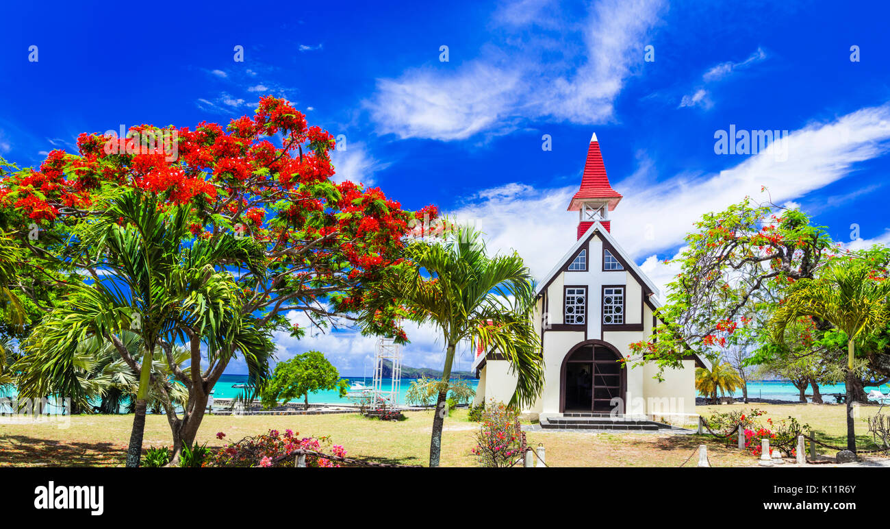 Cattolica tradizionale chiesa rossa vicino alla spiaggia in isola Maurizio. popolare attrazione turistica Foto Stock
