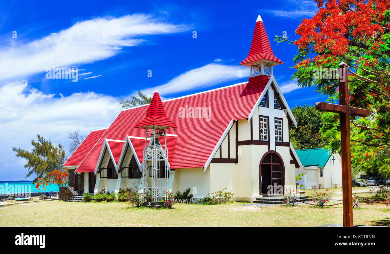 Cattolica tradizionale chiesa rossa vicino alla spiaggia in isola Maurizio. popolare attrazione turistica Foto Stock